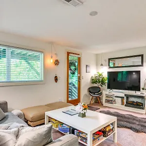 lush-portland-apt-with-fire-pit-4-mi-to-dtwn.portland-hotels.info/